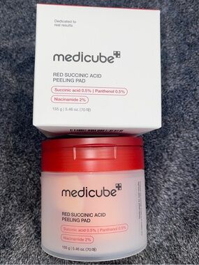 Medicube red succinic acid peeling pads toner pads